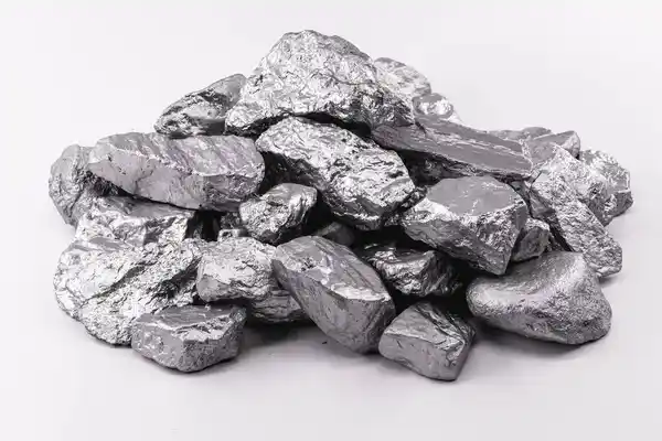 Trozos de molibdeno, una de las partes que hacen especial al acero inoxidable 316